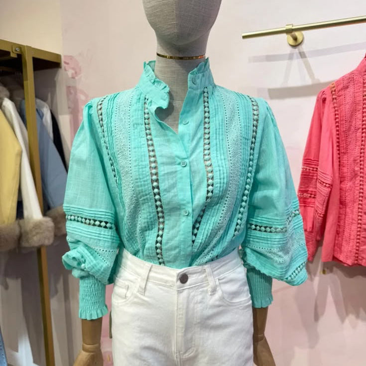 Chemisier dentelle B10138 – blouse femme bohème chic à col montant volanté, broderie anglaise et empiècements ajourés, manches longues bouffantes et poignets smockés