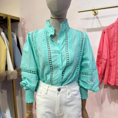 Chemisier dentelle B10138 – blouse femme bohème chic à col montant volanté, broderie anglaise et empiècements ajourés, manches longues bouffantes et poignets smockés