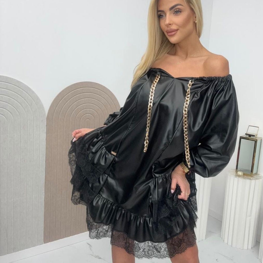 PAPARAZZI 1296 Robe courte noire en similicuir à épaules dénudées et bordures dentelle, mini robe fluide avec chaînes dorées et manches bouffantes, look glamour rock chic pour soirée et événement