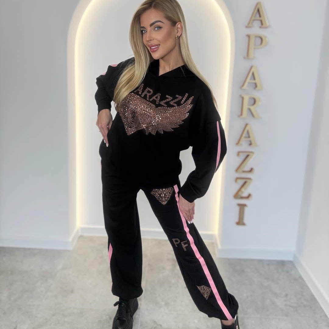 Paparazzi Fashion 0074 Jogging contrasté femme avec sweat à capuche et pantalon assorti, bandes roses et ailes en strass, tenue sport chic bleu ciel ou noir pour le quotidien vêtement femme de la collection Pap