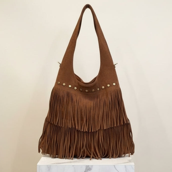 SAC A MAIN 11320 BOHÈME en cuir daim véritable avec franges bohême et détails cloutés dorés – accessoire de mode vintage chic style festival pour femme, disponible en coloris beige sable et marron cognac intense.