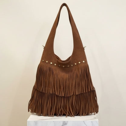 SAC A MAIN 11320 BOHÈME en cuir daim véritable avec franges bohême et détails cloutés dorés – accessoire de mode vintage chic style festival pour femme, disponible en coloris beige sable et marron cognac intense.