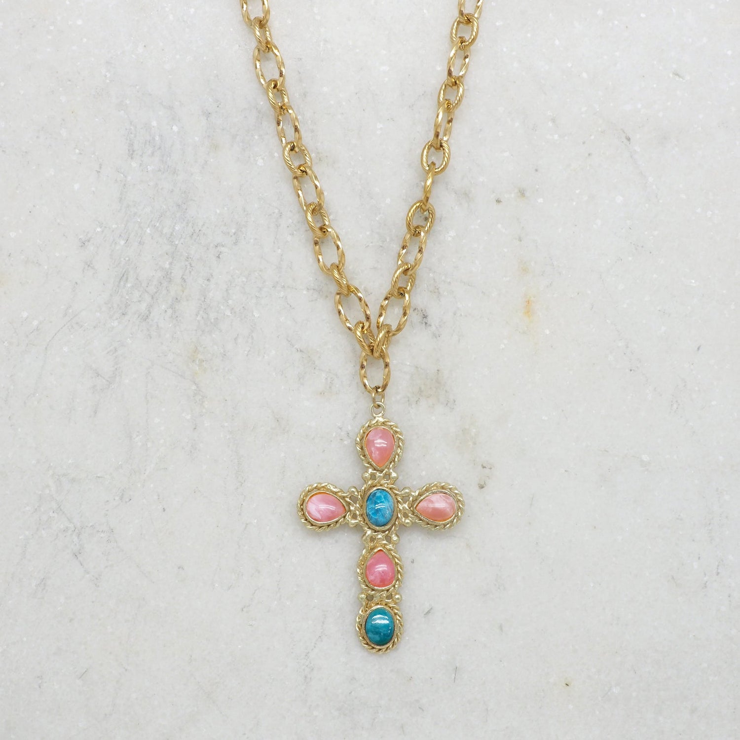 COLLIER NIIKI PARIS AVEC PENDENTIF CROIX rhodochrosite et apatite Tout les bijoux NIIKI indisponibles sont en précommande dans un délai de 15 jours ouvrables voir en privé avec Laetitia .