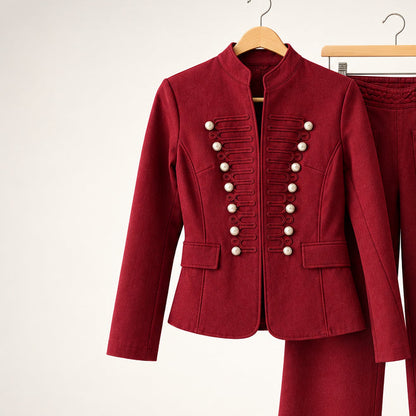 Veste officier 6056 – veste femme rouge bordeaux cintrée avec col montant, boutons dorés et détails de cordon sur le devant, style militaire chic pour les sorties