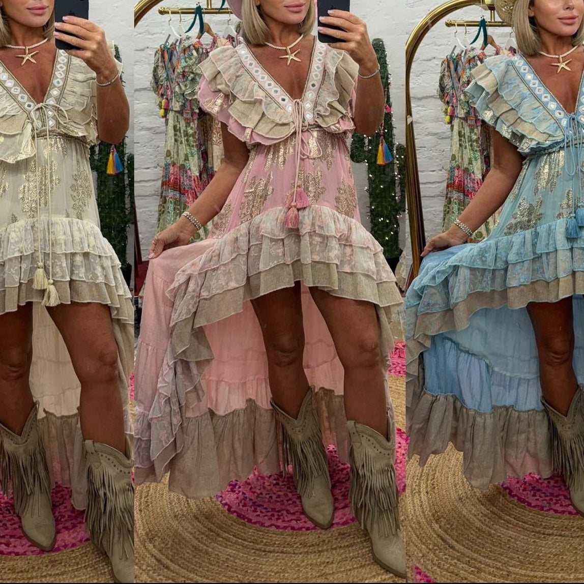 ROBE bohême PAP64 : Taille unique coupe asymétrique ultime ✨ décolleté plongeant, volants vaporeux et détails dorés. un look festival chic irrésistible avec sa coupe cascade. dispo en beige, rose et bleu ciel ! 🌸