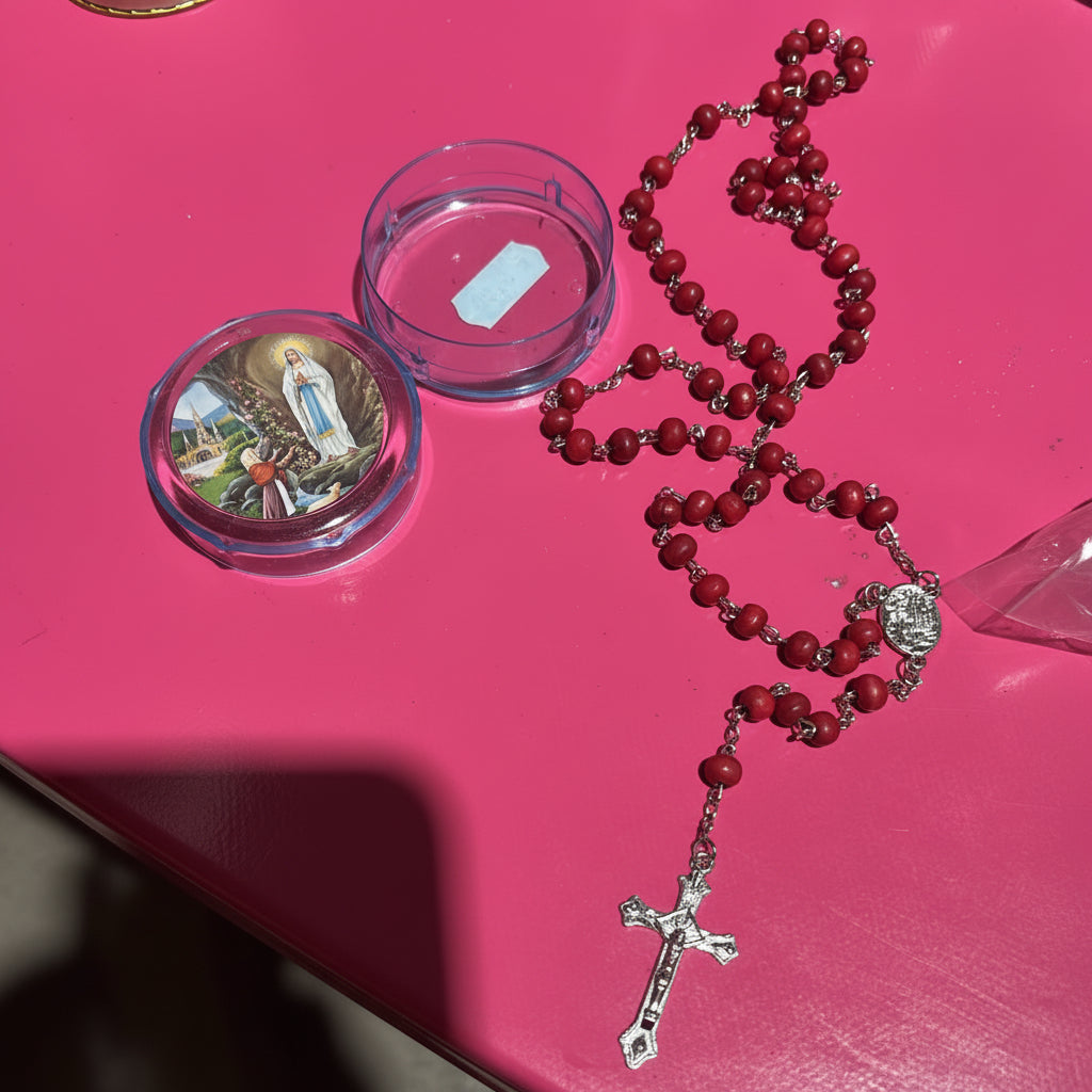 chapelets religieux chrétiens traditionnels : un modèle en perles de bois avec chaîne  et un modèle en perles de bois clair sur cordon noir, parfaits pour la prière et la méditation. béni par un prêtre à Lourdes et passer sous la grotte