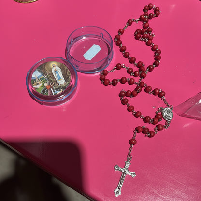 chapelets religieux chrétiens traditionnels : un modèle en perles de bois avec chaîne  et un modèle en perles de bois clair sur cordon noir, parfaits pour la prière et la méditation. béni par un prêtre à Lourdes et passer sous la grotte