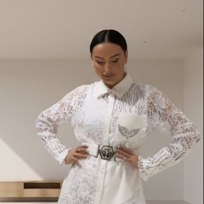 8093 TATU Robe col chemise tout en dentelle, ceinture, élastique et fond de robe