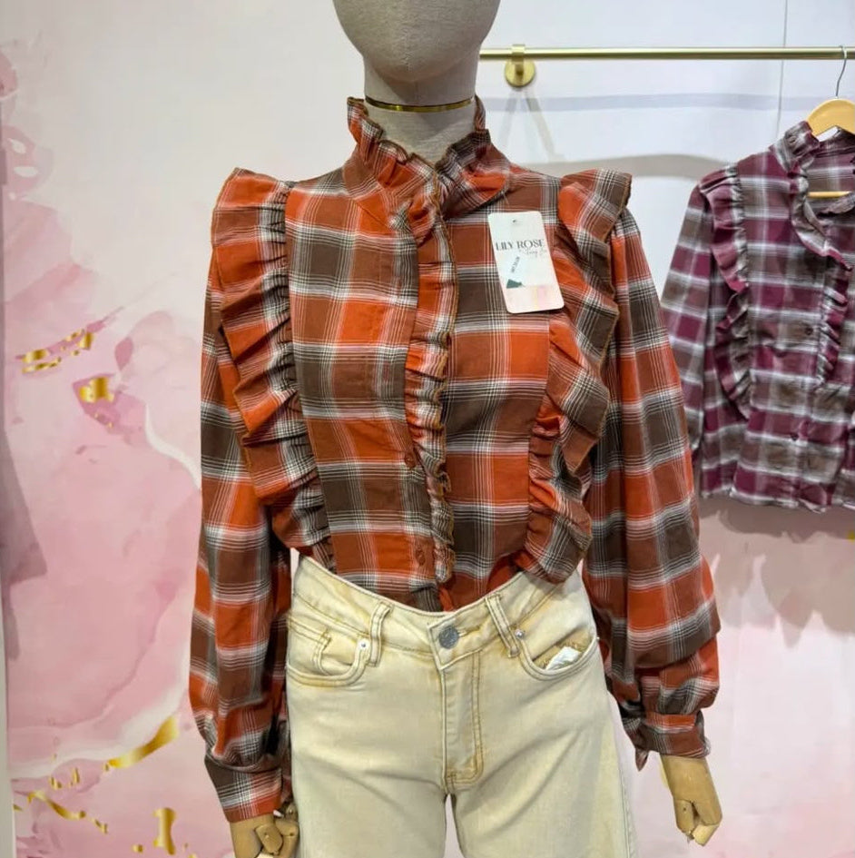 Chemisier tartan 33109 – blouse femme à carreaux bordeaux et marron avec grands volants sur le buste, col montant et manches bouffantes, style romantique pour l&