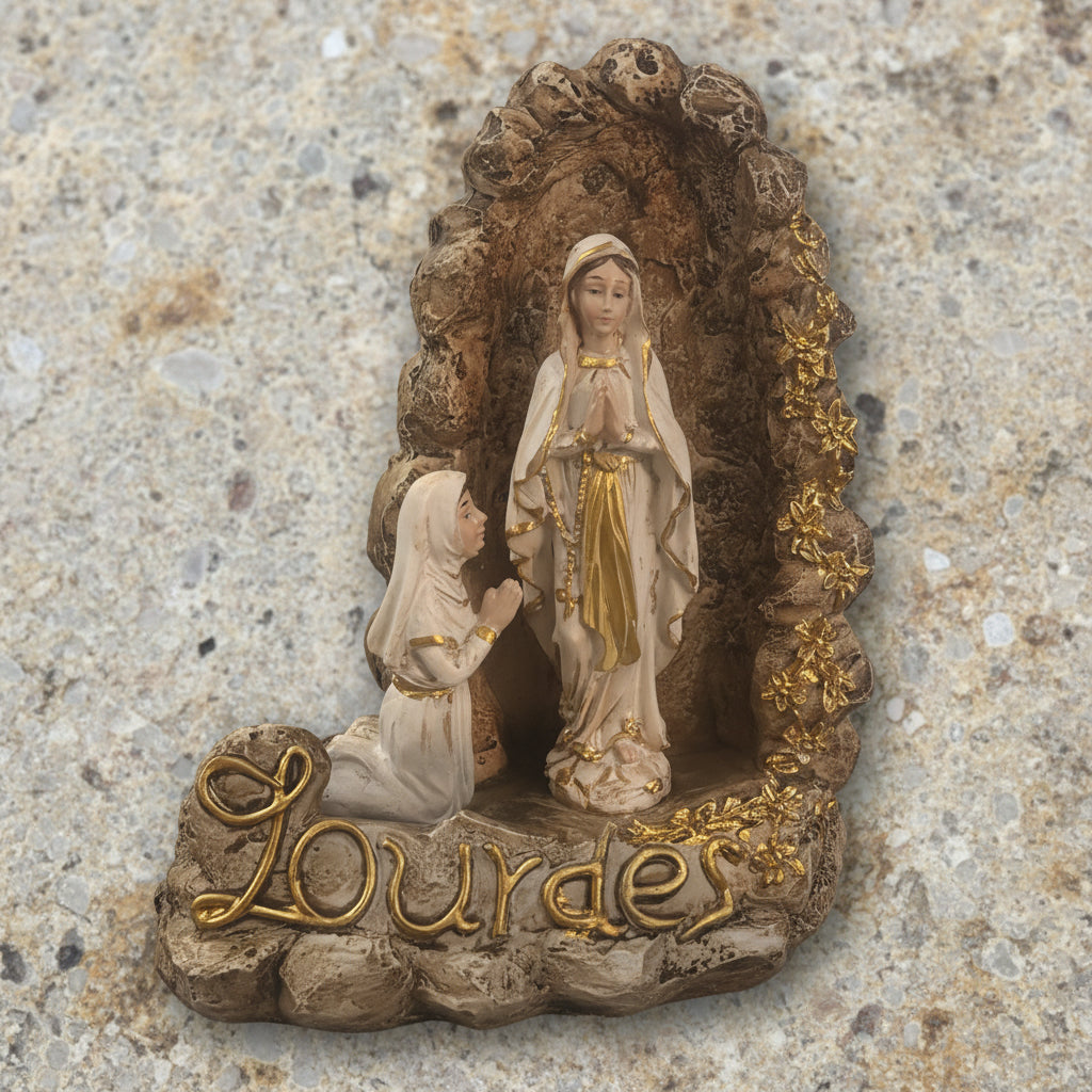 statuette dévotionnelle de notre-dame de lourdes et bernadette soubirous à la grotte de massabielle, fabrication artisanale  effet pierre et or, souvenir religieux de pèlerinage avec inscription dorée bénie par un prêtre et passer sous la grotte