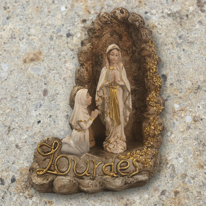 statuette dévotionnelle de notre-dame de lourdes et bernadette soubirous à la grotte de massabielle, fabrication artisanale  effet pierre et or, souvenir religieux de pèlerinage avec inscription dorée bénie par un prêtre et passer sous la grotte
