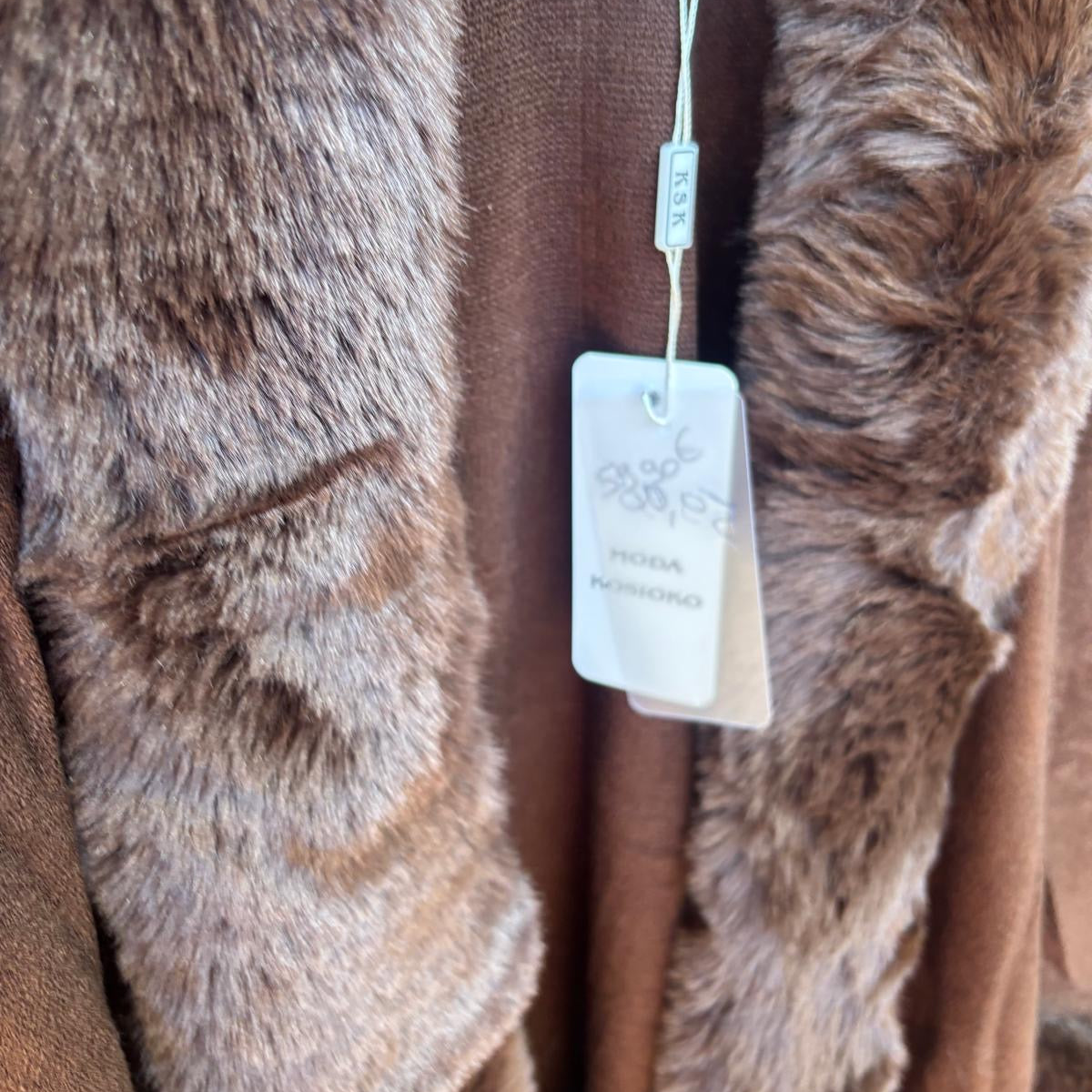 3376 Poncho entièrement fourré confort et élégance