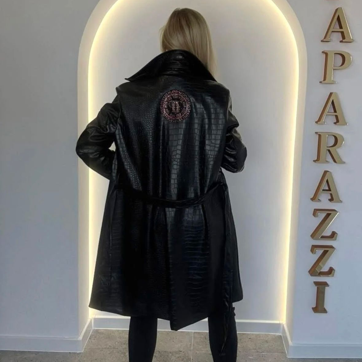 PAPARAZZI 333 VESTE longue simili cuir texture crocodile noir – style Sophistiquée avec col revers &amp; taille ajustable – coupe ceinturée élégante &amp; chic urbain