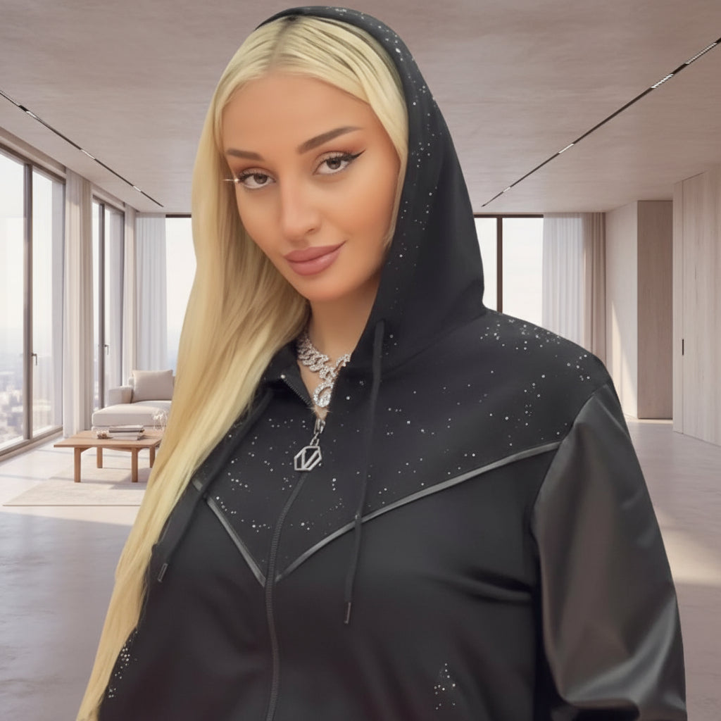 Ensemble sport chic TATU 7282 – jogging femme noir à détails strass et similicuir, tenue confortable et moderne, idéale avec des baskets pour un look urbain féminin à porter en toute saison et stylée.