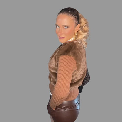 Veste bimatière CH6515 – veste femme zippée en maille côtelée avec empiècements en fausse fourrure sur le buste et le dos, style chic pour la saison fraîche à associer avec un jean ou un pantalon pour une tenue de ville élégante