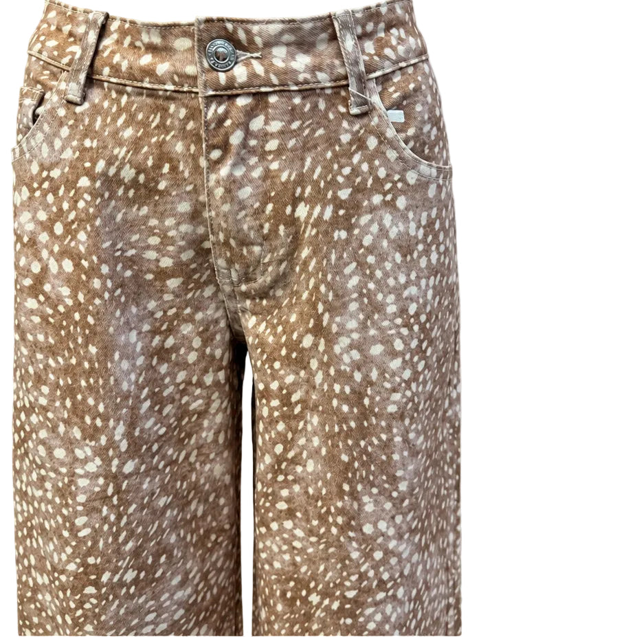 Pantalon Bambi HU0038 – pantalon large femme à imprimé faon beige et blanc, taille haute et jambes fluides, style animalier chic à associer avec des hauts unis pièce originale pour composer une tenue décontractée avec un pull ou une chemise
