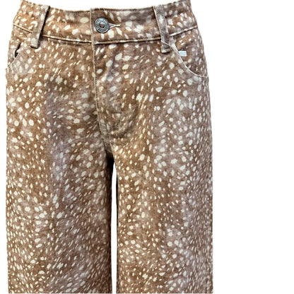 Pantalon Bambi HU0038 – pantalon large femme à imprimé faon beige et blanc, taille haute et jambes fluides, style animalier chic à associer avec des hauts unis pièce originale pour composer une tenue décontractée avec un pull ou une chemise