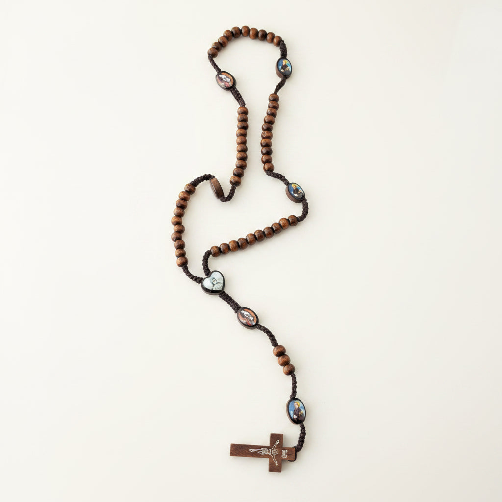 chapelets religieux chrétiens traditionnels : un modèle en perles de bois avec chaîne  et un modèle en perles de bois clair sur cordon noir, parfaits pour la prière et la méditation. béni par un prêtre à Lourdes et passer sous la grotte