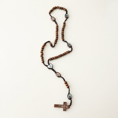 chapelets religieux chrétiens traditionnels : un modèle en perles de bois avec chaîne  et un modèle en perles de bois clair sur cordon noir, parfaits pour la prière et la méditation. béni par un prêtre à Lourdes et passer sous la grotte
