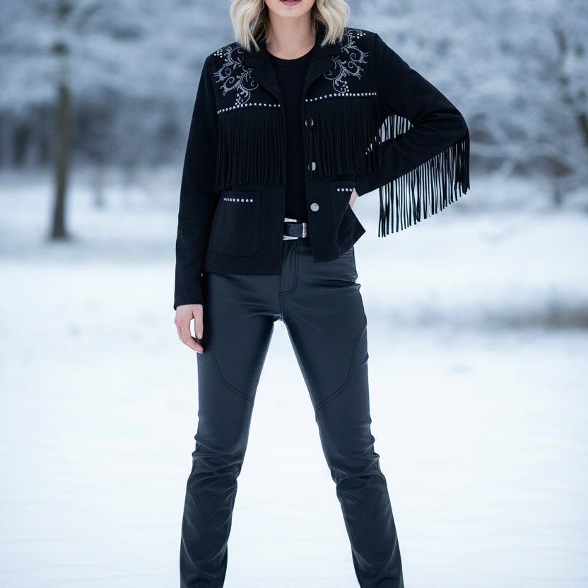 Veste western LR2830 – veste courte femme effet suédine marron avec franges, motifs arabesques en strass et clous métalliques, style country bohème chic pour une tenue affirmée