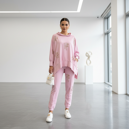 0086 PAPARAZZI ensemble jogging orné de strass.Ces ensembles allient parfaitement le confort du sportswear et l&