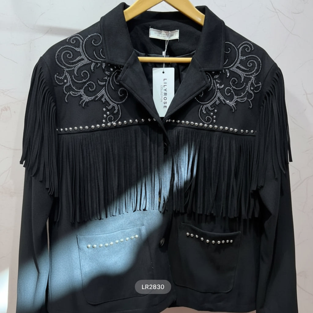 Veste western LR2830 – veste courte femme effet suédine marron avec franges, motifs arabesques en strass et clous métalliques, style country bohème chic pour une tenue affirmée
