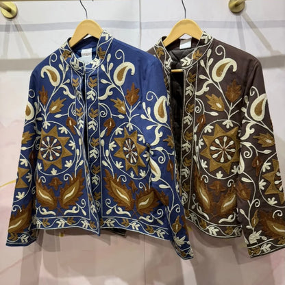 Veste brodée A8454 – veste courte femme à motifs floraux et arabesques en relief, nuances ivoire bronze et turquoise, tissu structuré aspect suédé, pièce bohème chic pour une tenue originale
