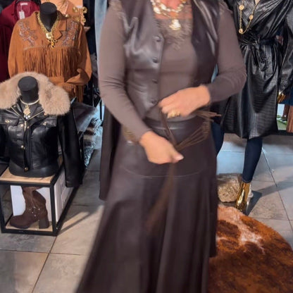 Ensemble chocolat LR3003 – tenue femme deux pièces en similicuir marron avec gilet sans manches boutonné et jupe longue évasée, silhouette élégante et moderne pour l&