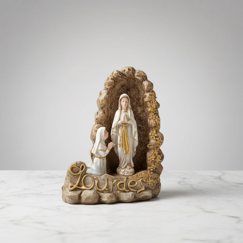 statuette dévotionnelle de notre-dame de lourdes et bernadette soubirous à la grotte de massabielle, fabrication artisanale  effet pierre et or, souvenir religieux de pèlerinage avec inscription dorée bénie par un prêtre et passer sous la grotte