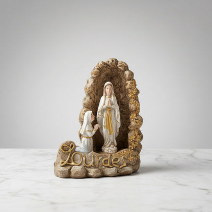 statuette dévotionnelle de notre-dame de lourdes et bernadette soubirous à la grotte de massabielle, fabrication artisanale  effet pierre et or, souvenir religieux de pèlerinage avec inscription dorée bénie par un prêtre et passer sous la grotte