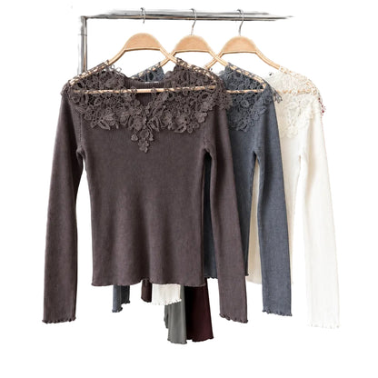 Top dentelle 6815 – haut femme en maille côtelée extensible à manches longues et décolleté en V bordé de dentelle florale, style romantique chic à porter seul ou sous une veste avec un pantalon ou une jupe selon l&