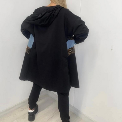 0057 PAPARAZZI Ensemble trois pièces bi-matieres pantalon resserré vers le bas en sweat et jeans et t-shirt veste longue fermée avec fermeture éclair avec des logos en strass dorés en sweat et jeans