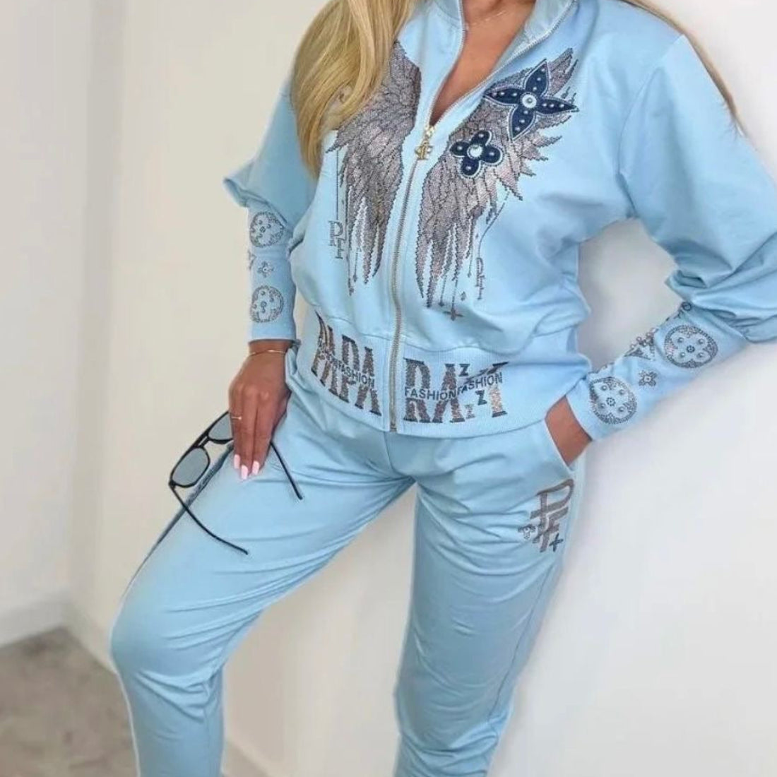 0090 PAPARAZZI ensemble jogging bleu ciel paparazzi luxe avec ailes en strass argentés et cristaux scintillants coupe slim fit glamour tendance