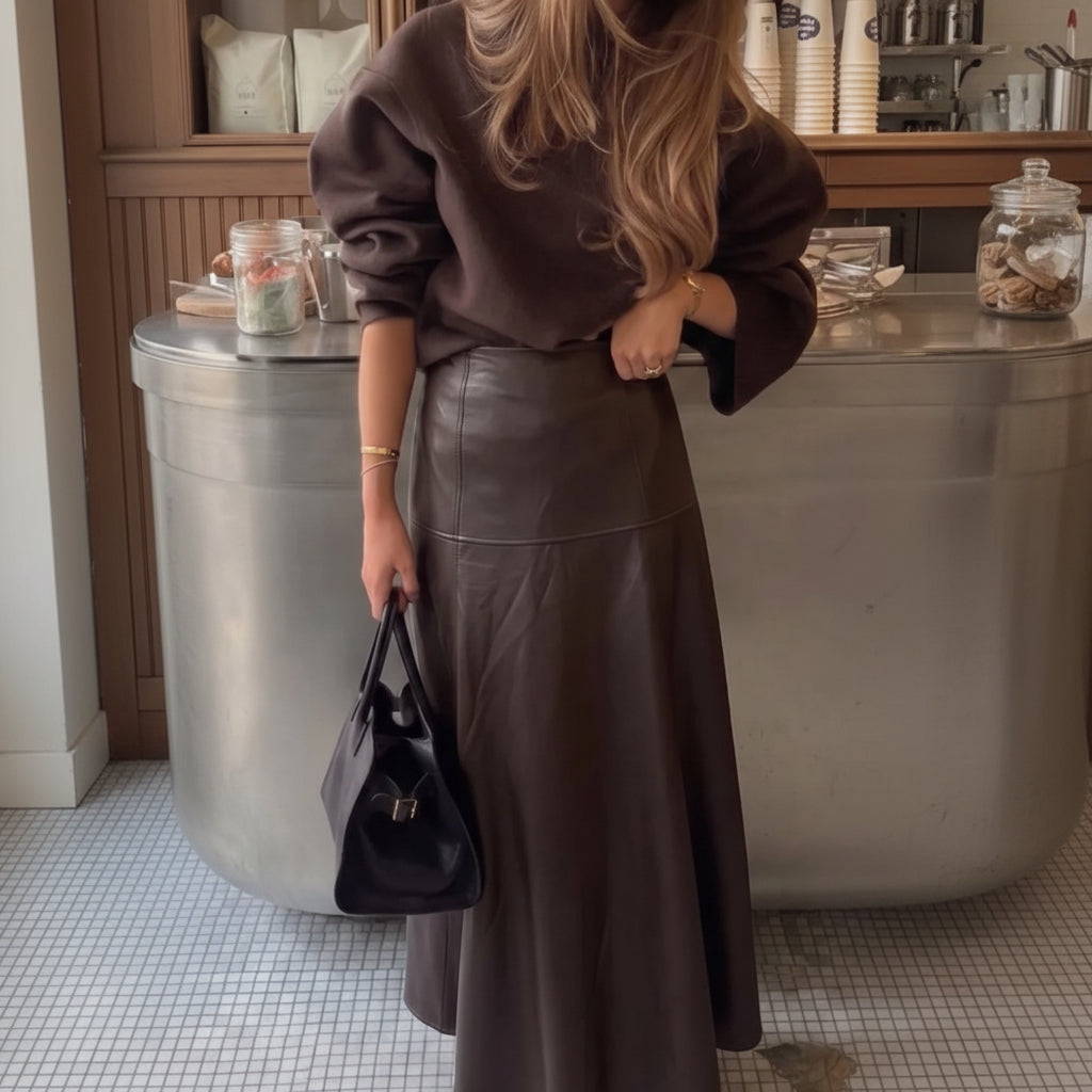 Ensemble chocolat LR3003 – tenue femme deux pièces en similicuir marron avec gilet sans manches boutonné et jupe longue évasée, silhouette élégante et moderne pour l&