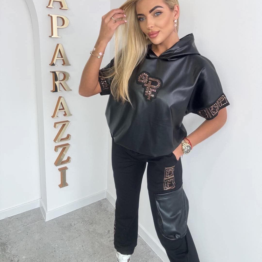 0115 PAPARAZZI sublimez votre allure avec cet ensemble trois pièces bleu ciel exclusif signé paparazzi, comprenant un pantalon fluide, un top bustier et une chemise oversize ornés de strass roses étincelants.