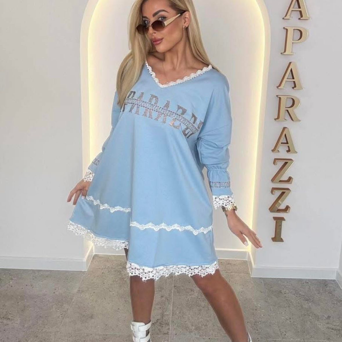 0078 PAPARAZZI robe tunique bleu ciel style bohème avec dentelle blanche et strass étincelants - col en v et finitions romantiques - tenue légère et élégante pour un look urbain chic et féminin