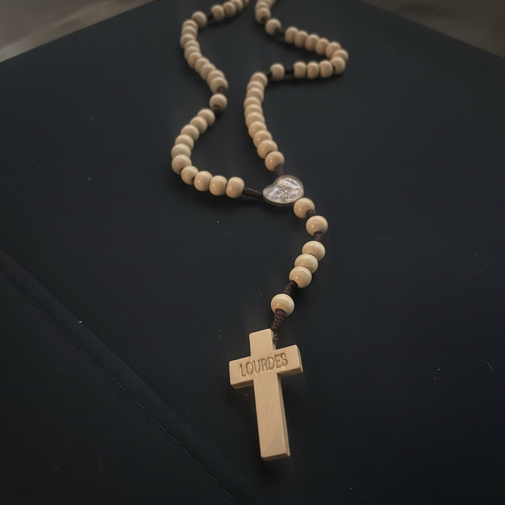 chapelets religieux chrétiens traditionnels : un modèle en perles de bois avec chaîne  et un modèle en perles de bois clair sur cordon noir, parfaits pour la prière et la méditation. béni par un prêtre à Lourdes et passer sous la grotte