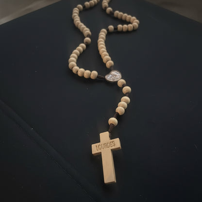chapelets religieux chrétiens traditionnels : un modèle en perles de bois avec chaîne  et un modèle en perles de bois clair sur cordon noir, parfaits pour la prière et la méditation. béni par un prêtre à Lourdes et passer sous la grotte
