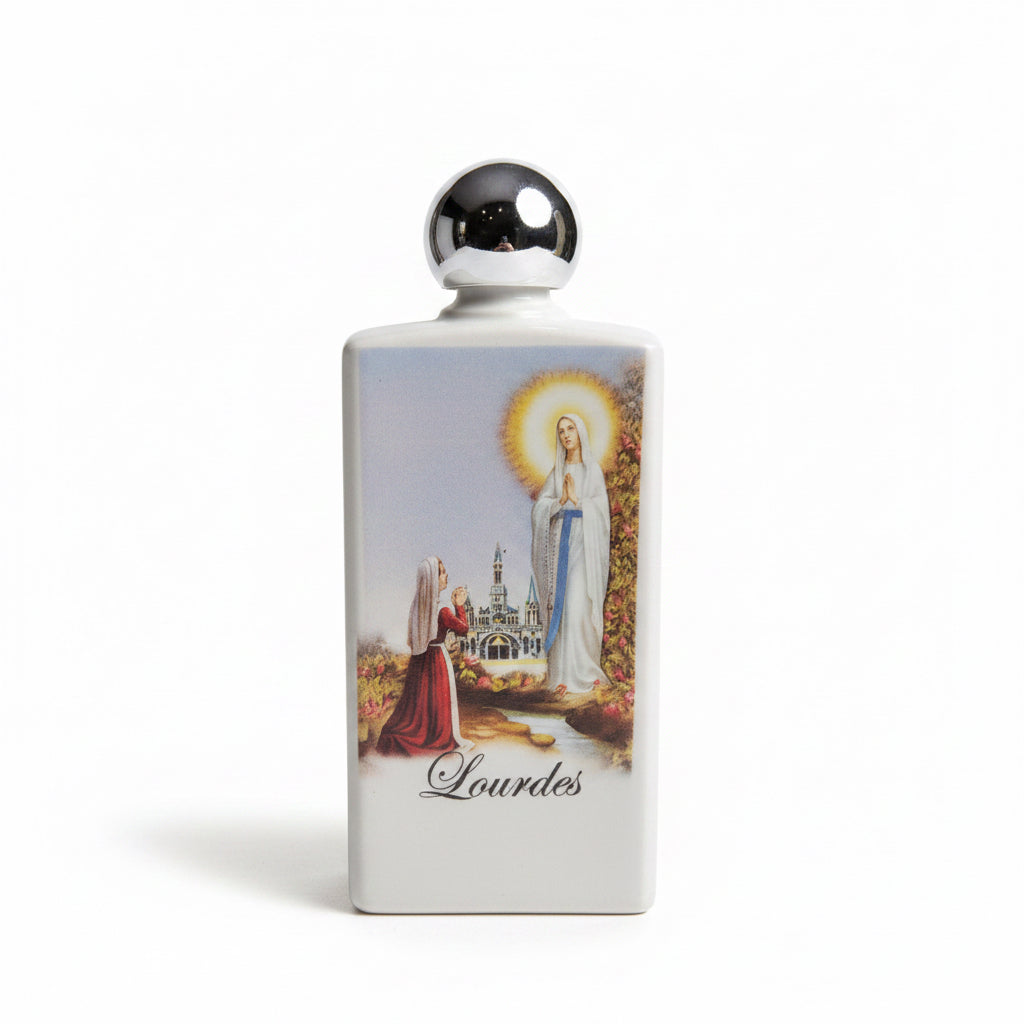 Flacon d’eau de lourdes 2026 en céramique ou porcelaine émaillée blanche avec image pieuse de sainte bernadette soubirous et l’apparition de la vierge marie dans la grotte de massabielle| bouteille souvenir religieux et dévotion spirituelle sanctuaire