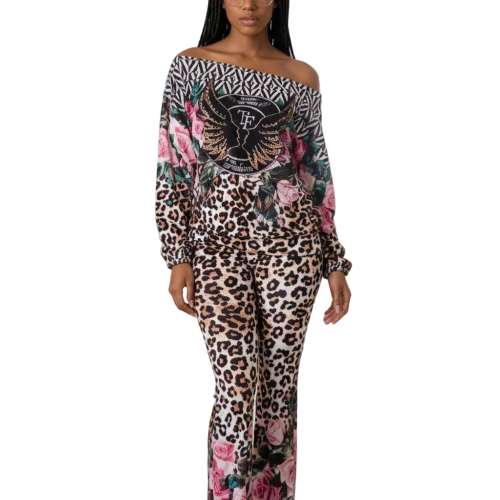 9006 TATU Ensemble femme 2 pièces ultra-tendance composé d’un haut épaules dénudées et d’un pantalon fluide. Mélange d’imprimés léopard, floral et graphique pour un look audacieux, chic et moderne. Idéal sortie, soirée ou look casual stylé.