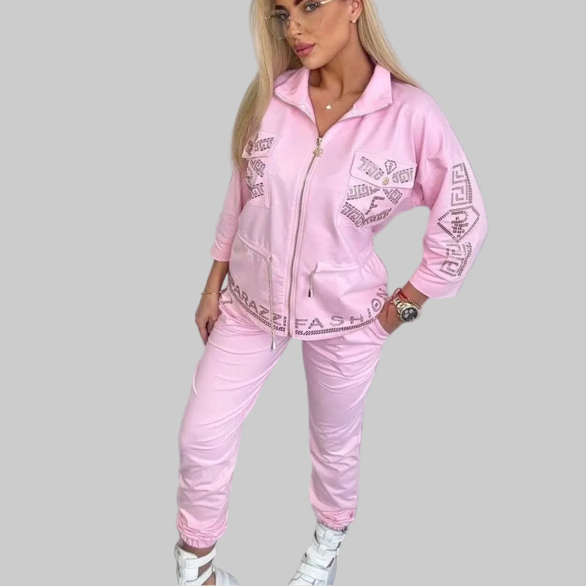 Paparazzi Fashion 0133 ensemble 2 pièces, jogging premium rose pastel veste zippée à strass &amp; pantalon ajusté,style urban chic &amp; glamour ""tenue de détente confortable et tendance pour femme vêtement femme tendance de la collection Pap