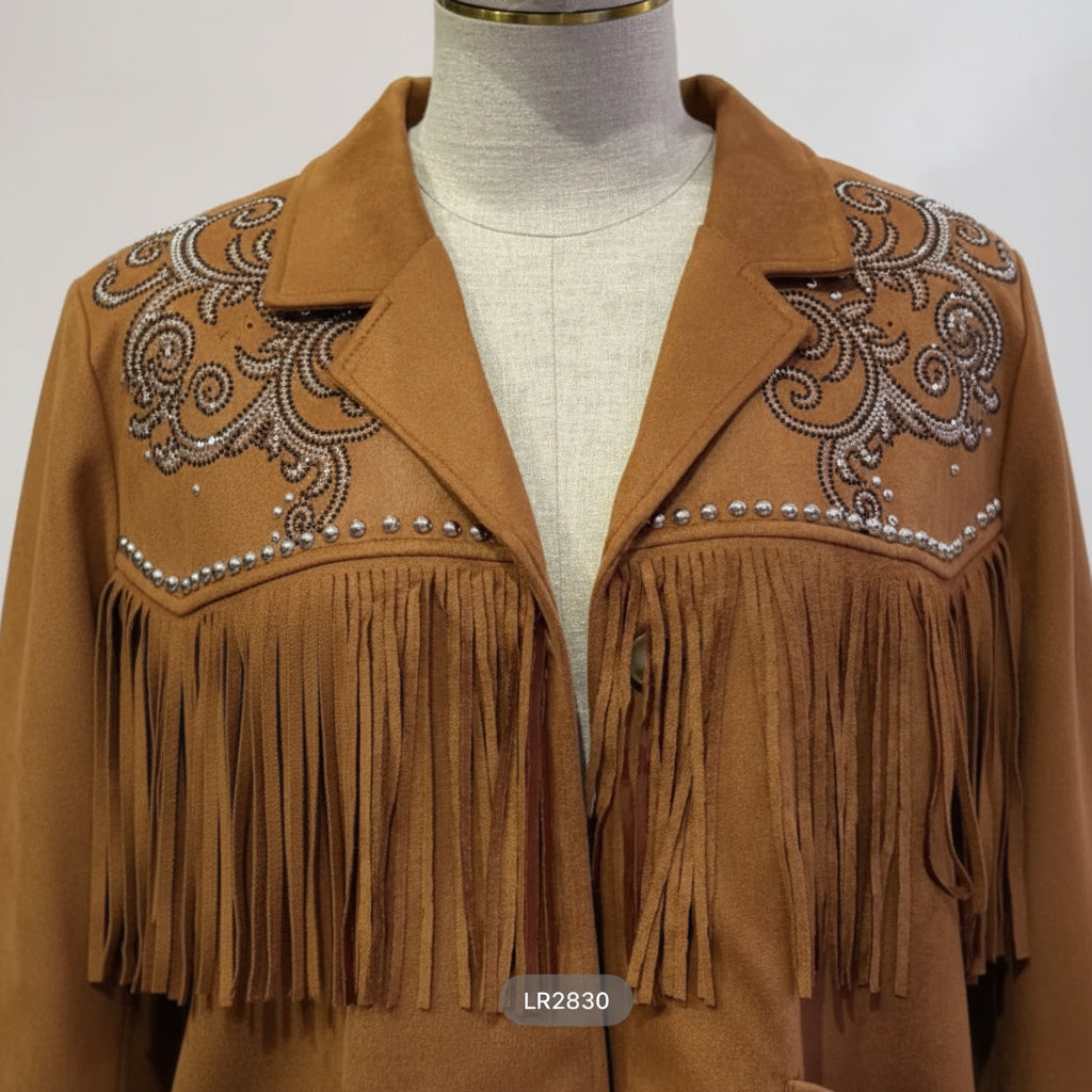 Veste western LR2830 – veste courte femme effet suédine marron avec franges, motifs arabesques en strass et clous métalliques, style country bohème chic pour une tenue affirmée