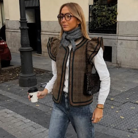Gilet volanté 82162 – gilet sans manches gris à carreaux avec volants plissés aux épaules et bordures noires contrastées, coupe ouverte pour superposer sur une blouse ou un haut uni