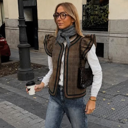 Gilet volanté 82162 – gilet sans manches gris à carreaux avec volants plissés aux épaules et bordures noires contrastées, coupe ouverte pour superposer sur une blouse ou un haut uni