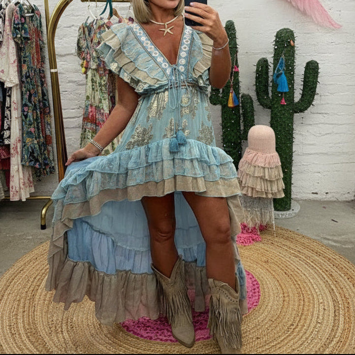 ROBE bohême PAP64 : Taille unique coupe asymétrique ultime ✨ décolleté plongeant, volants vaporeux et détails dorés. un look festival chic irrésistible avec sa coupe cascade. dispo en beige, rose et bleu ciel ! 🌸