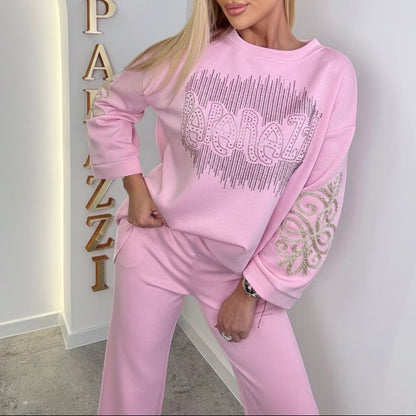 PAPARAZZI 1201 Ensemble jogging rose bonbon, Taille UNIQUE, over size très confortable au touché très doux,, sweat long à logo strass brillant et pantalon large assorti, tenue loungewear chic avec détails dorés sur les manches pour un look détente premium