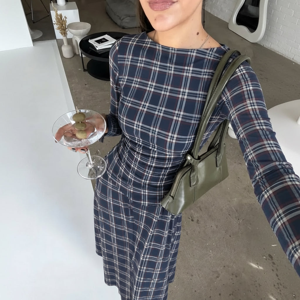 Robe tartan 11154 – robe femme à carreaux écossais bleu marine beige et rouge, manches longues, taille cintrée et jupe légèrement évasée, style élégant pour l&