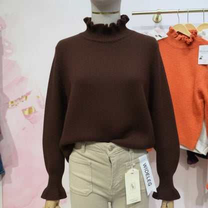Pull romantique U6081 – pull femme en maille marron chocolat avec col montant volanté, manches bouffantes et poignets resserrés à volants, pièce chic pour les journées d&