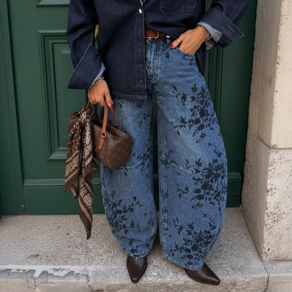 Jean floral H2921-1 – jean balloon femme bleu foncé à taille haute, jambes larges arrondies et motifs floraux noirs, style denim original pour une tenue urbaine décontractée et féminine