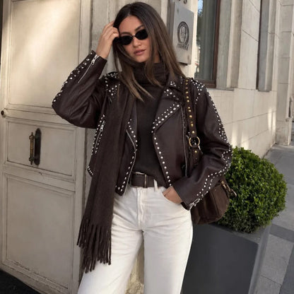 Perfecto clouté LR2977 – blouson biker femme marron foncé en similicuir avec clous argentés, fermeture zippée asymétrique et ceinture à boucle, style rock chic pour l&